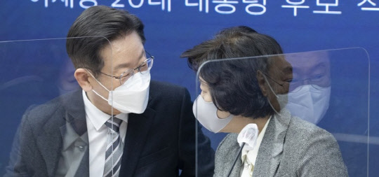 이재명 더불어민주당 대선 후보가 16일 오전 서울 여의도 당사에서 열린 대통령 후보 직속 '사회대전환위원회 출범식'에서 추미애 위원장과 대화하고 있다. <연합뉴스>